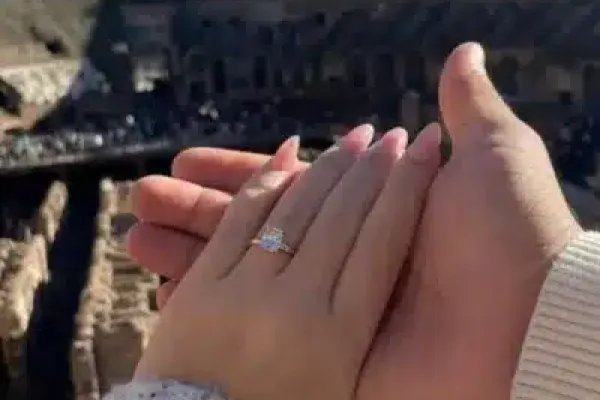 הצעת נישואים עם טבעת סוליטר עם יהלום קושן