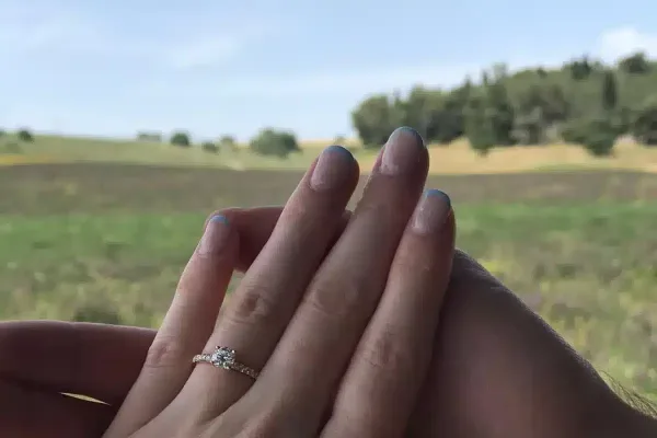 הצעת נישואין עם טבעת משובצת עם יהלום מרכזי עגול