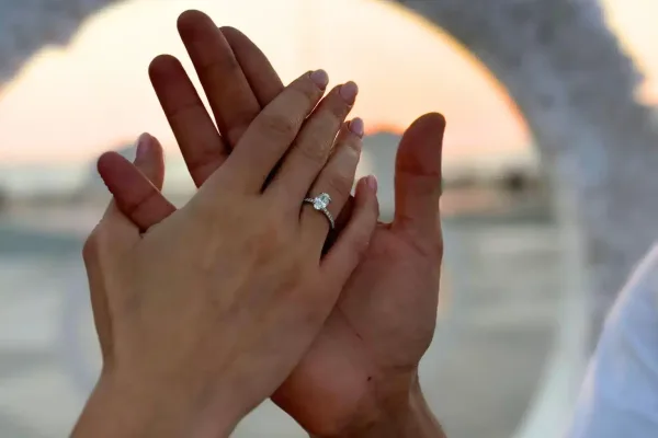 הצעת נישואין עם טבעת משובצת עם יהלום מרכזי אובל