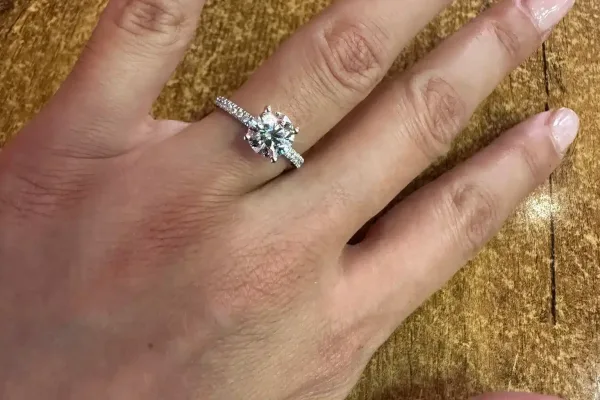 טבעת משובצת עם יהלום מעבדה עגול