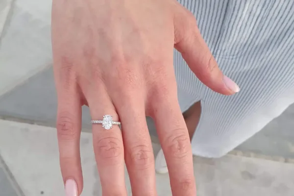 לקוחה מציגה טבעת משובצת עם יהלום אובל