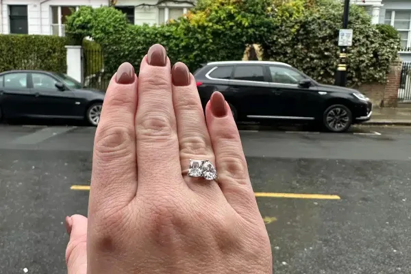 לקוחה מציגה טבעת שני יהלומים